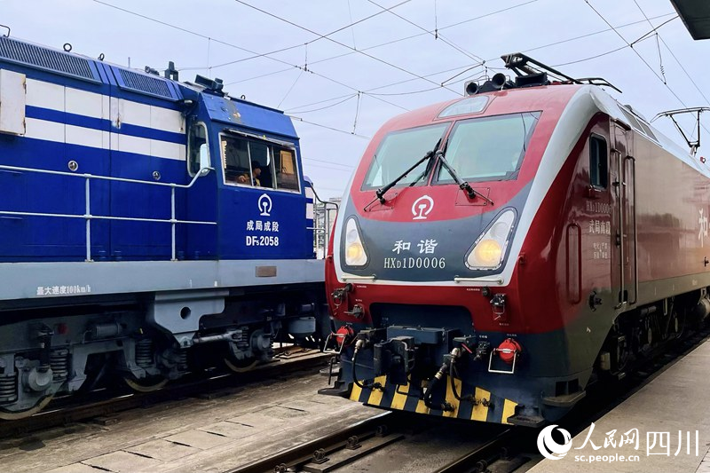 成都站停運最后一天，兩列機車在進行吊車作業(yè)。人民網(wǎng) 趙祖樂攝