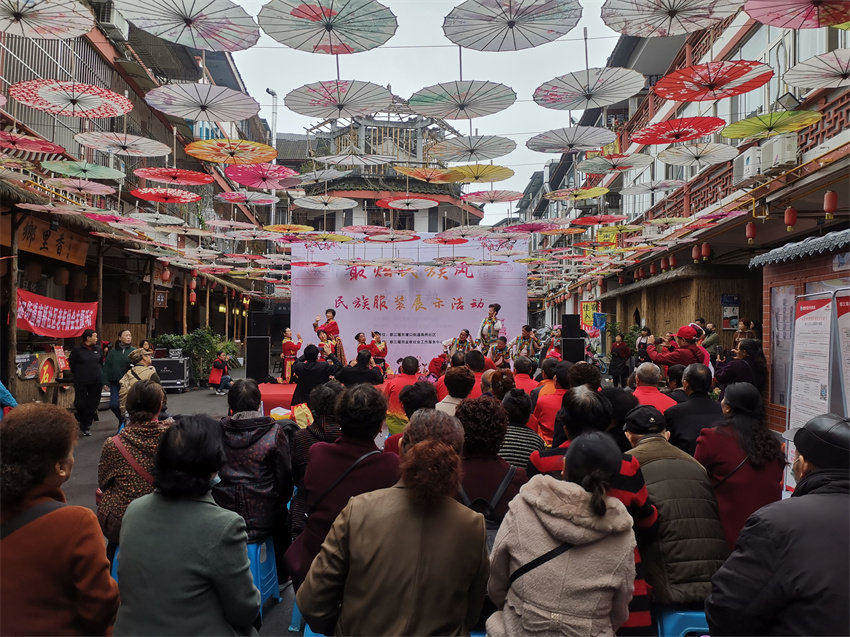 都江堰市南橋社區(qū)開展民族服裝展示活動。成都市民宗局供圖