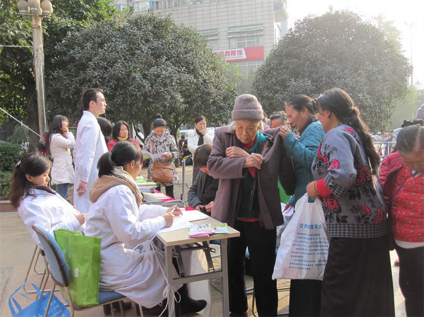 武侯區(qū)洗面橋社區(qū)組織駐區(qū)醫(yī)療單位定期設(shè)點(diǎn)為少數(shù)民族同胞義診。成都市民宗局供圖