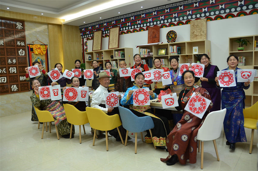 各族群眾學習非遺文化剪紙。成都市民宗局供圖