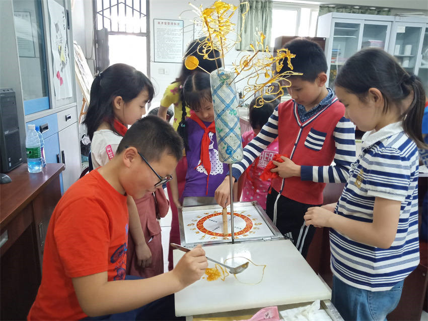 成都市回民小學(xué)學(xué)生學(xué)習(xí)糖畫(huà)，感受民俗文化。成都市民宗局供圖