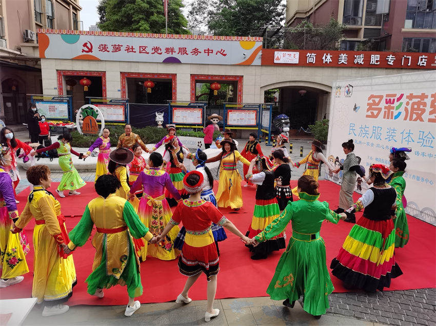成都市郫都區(qū)菠蘿社區(qū)民族服飾體驗(yàn)活動(dòng)。成都市民宗局供圖