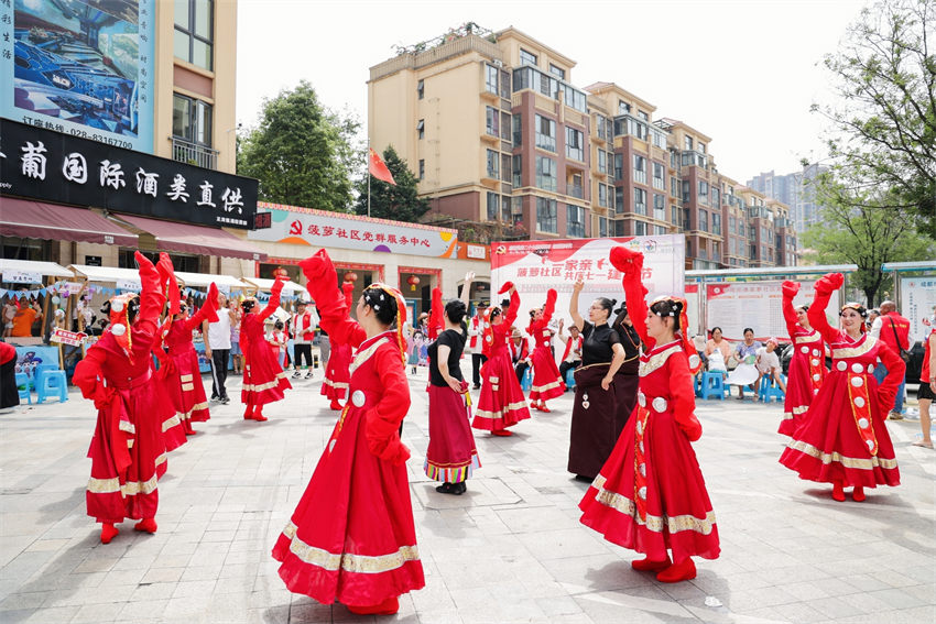 成都市郫都區(qū)菠蘿社區(qū)慶七一文藝匯演。成都市民宗局供圖