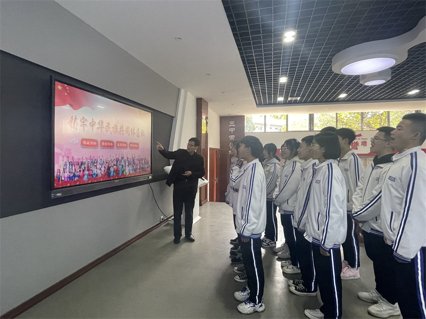 依托校史館，常態(tài)化開(kāi)展鑄牢中華民族共同體意識(shí)教育。成都市民宗局供圖