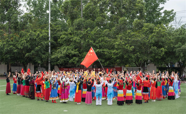 吉福社區(qū)各族群眾跳鍋莊慶祝建黨一百周年。成都市民宗局供圖