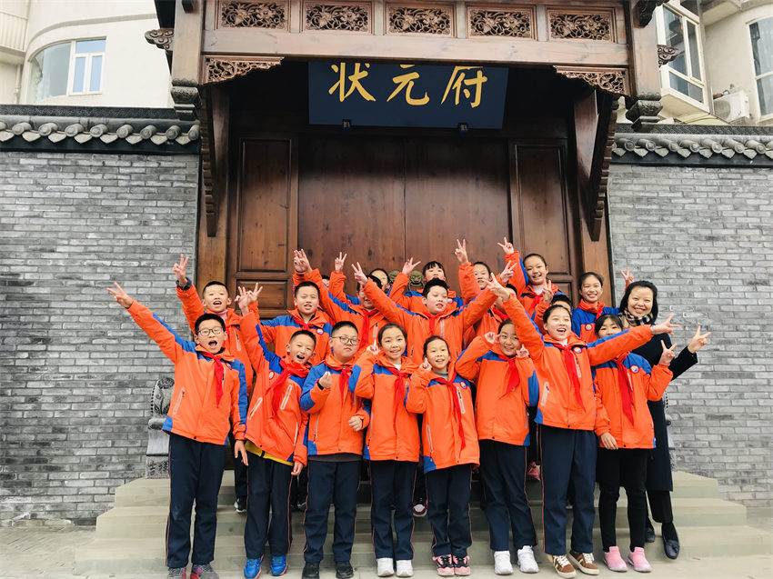 青少年參觀“人文地標(biāo)，溫度南墻”活動(dòng)。成都市民宗局供圖