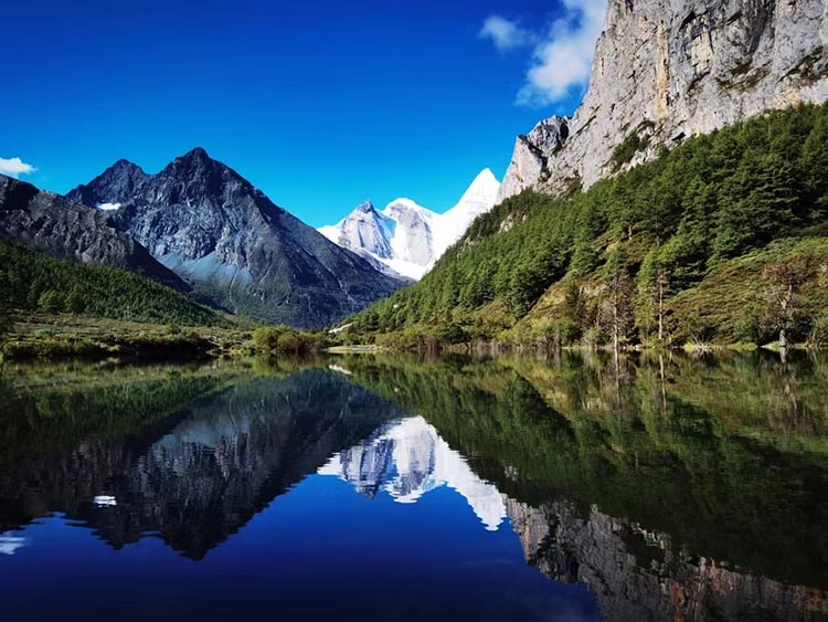 景區(qū)中的湖泊、雪山。稻城亞丁景區(qū)供圖