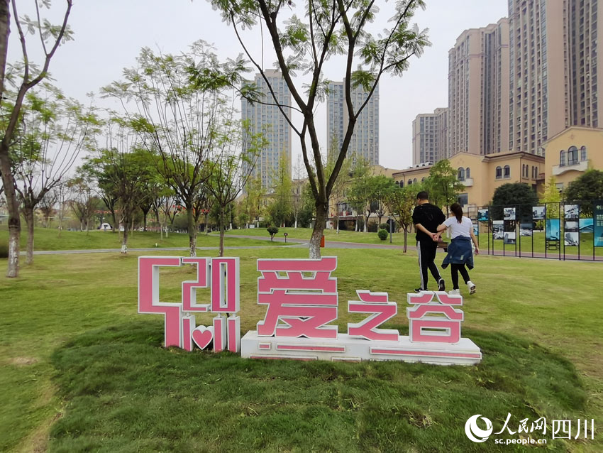 情感氛圍浪漫的府河攝影公園內(nèi)場(chǎng)景。人民網(wǎng) 劉海天攝