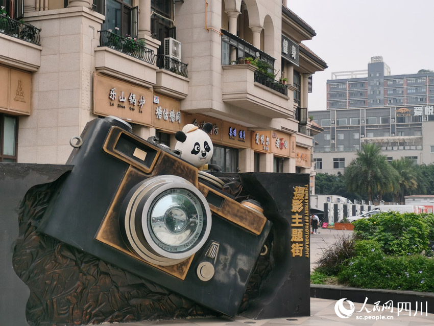 攝影主題特色街上的雕塑。人民網(wǎng) 劉海天攝