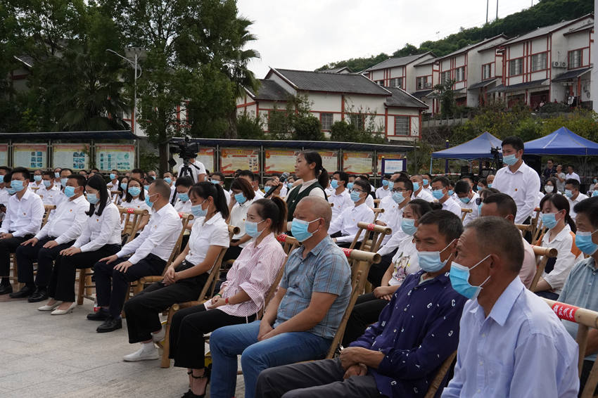 在陽光問廉下鄉(xiāng)進村現(xiàn)場村民正在提問。達州日報社供圖