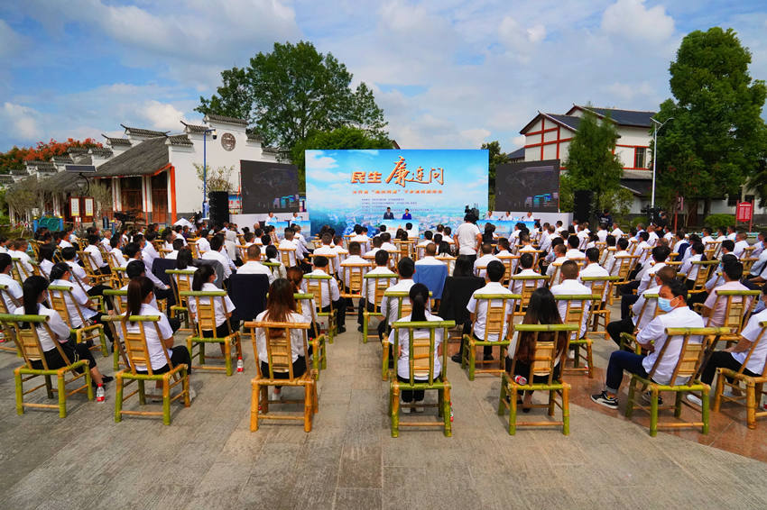 達州市開展陽光問廉下鄉(xiāng)進村現(xiàn)場。達州日報社供圖