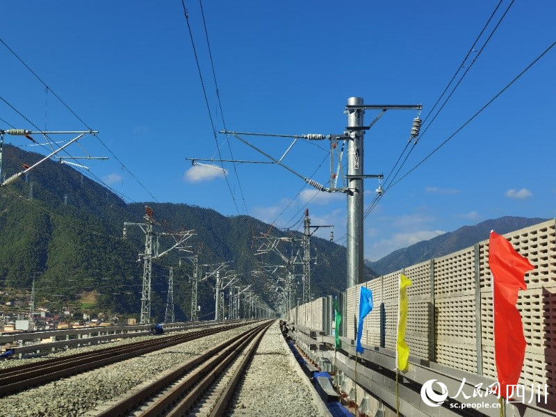 鐵軌向前，拉進(jìn)大涼山和成都平原距離。人民網(wǎng) 郭瑩攝