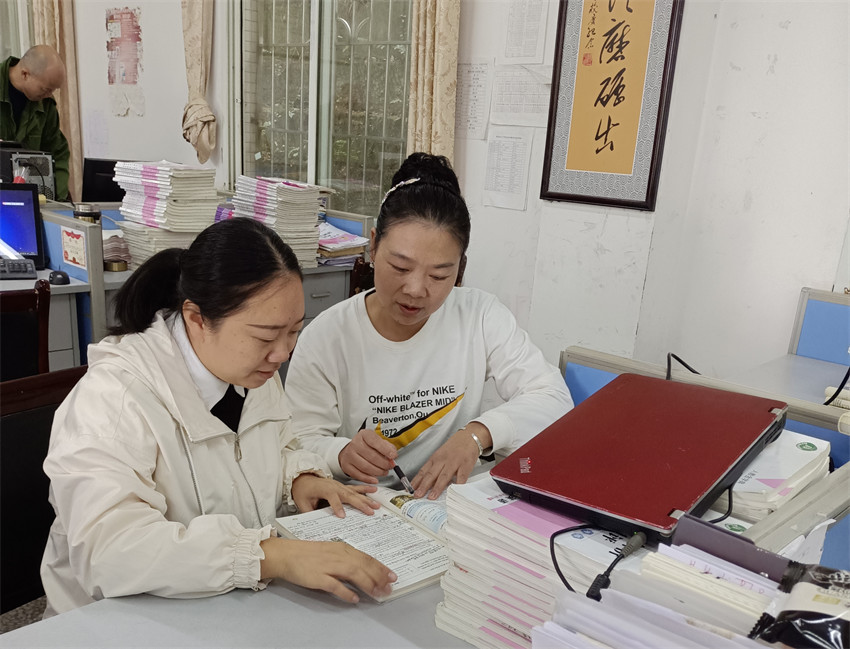 鄒麗萍與同事討論教案。蔣兵供圖