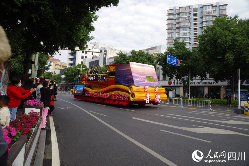 花車巡游現(xiàn)場。宋明攝