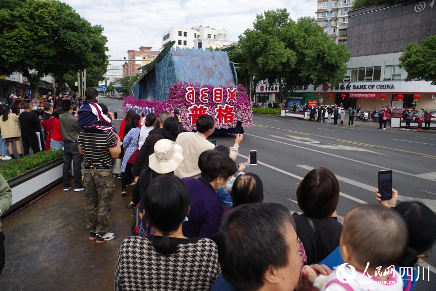 花車巡游現(xiàn)場。宋明攝