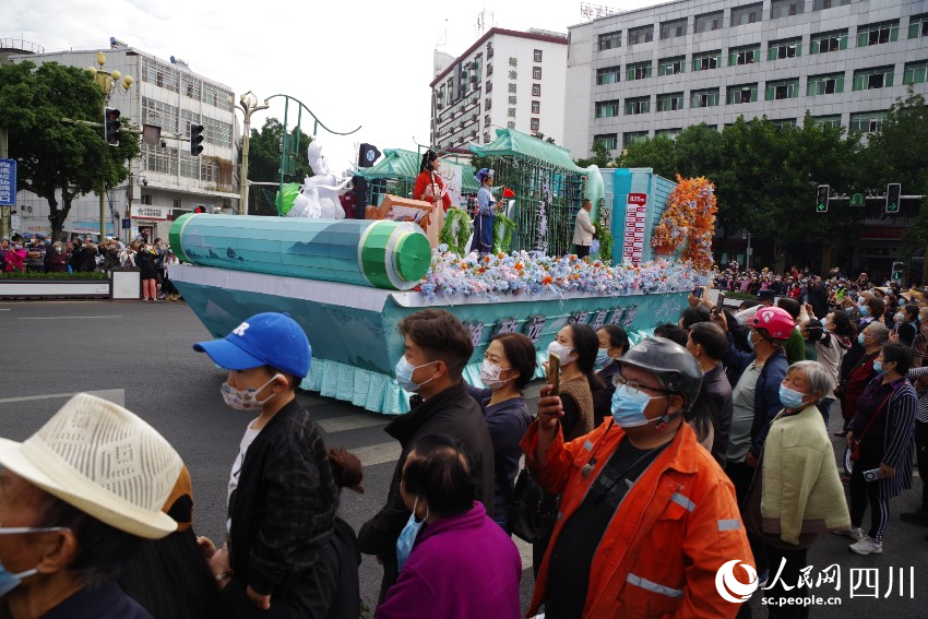 花車巡游現(xiàn)場。宋明攝