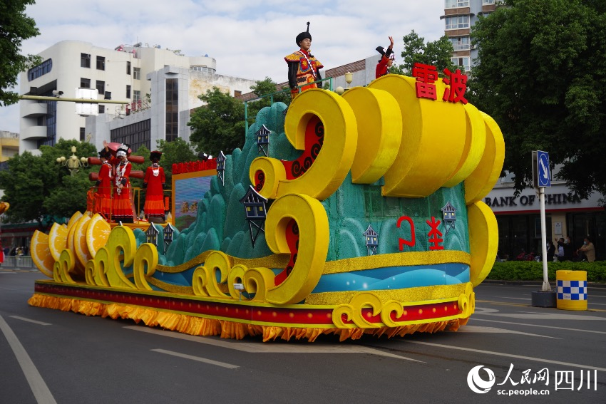 花車巡游現(xiàn)場。宋明攝