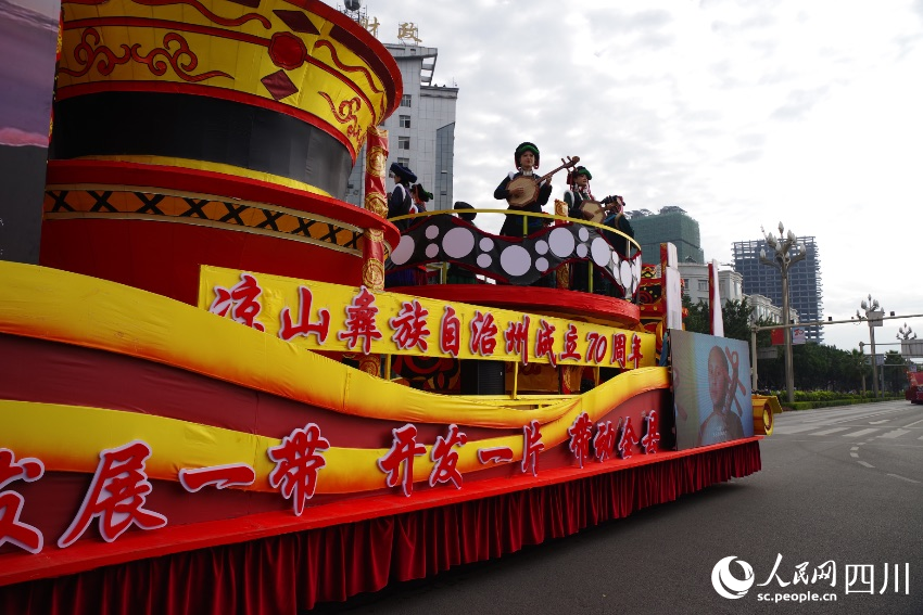 花車巡游現(xiàn)場(chǎng)。宋明攝