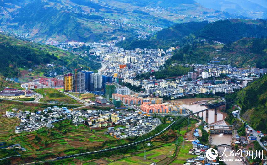 甘洛縣城全景。阿西立古攝