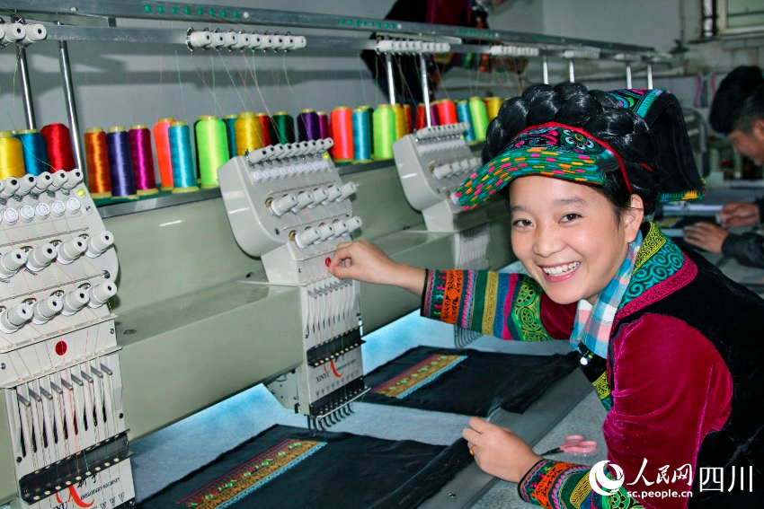 甘洛縣一家刺繡生產(chǎn)車間內(nèi)，工人在制作彝族刺繡。古道倫攝