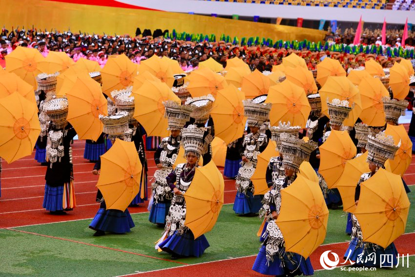 慶祝涼山彝族自治州成立70周年文藝演出現(xiàn)場。人民網(wǎng) 朱虹攝
