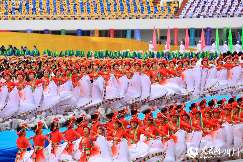 慶祝涼山彝族自治州成立70周年文藝演出現(xiàn)場。人民網(wǎng) 朱虹攝