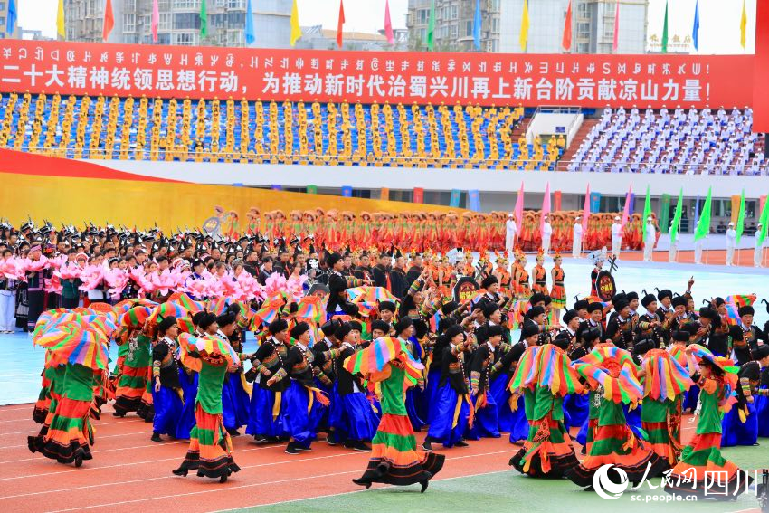 慶祝涼山彝族自治州成立70周年文藝演出現(xiàn)場。人民網(wǎng) 朱虹攝