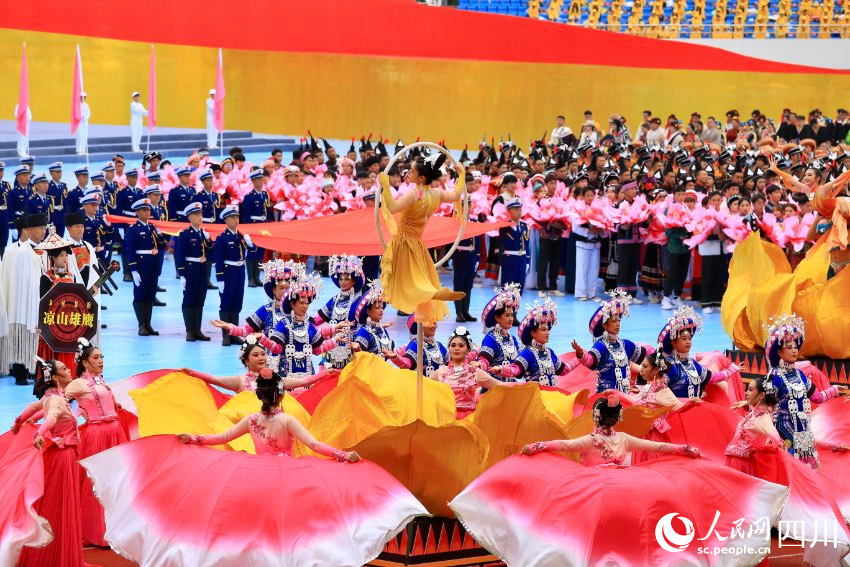 慶祝涼山彝族自治州成立70周年文藝演出現(xiàn)場。人民網(wǎng) 朱虹攝
