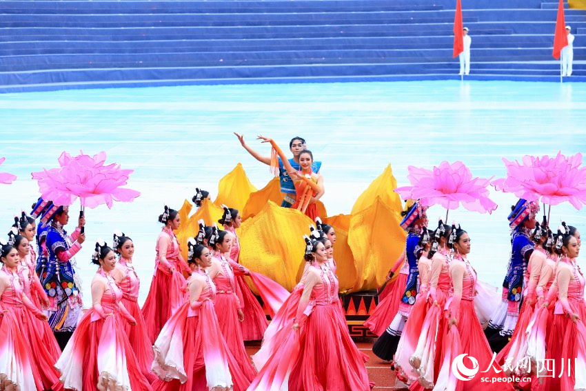 慶祝涼山彝族自治州成立70周年文藝演出現(xiàn)場。人民網(wǎng) 朱虹攝