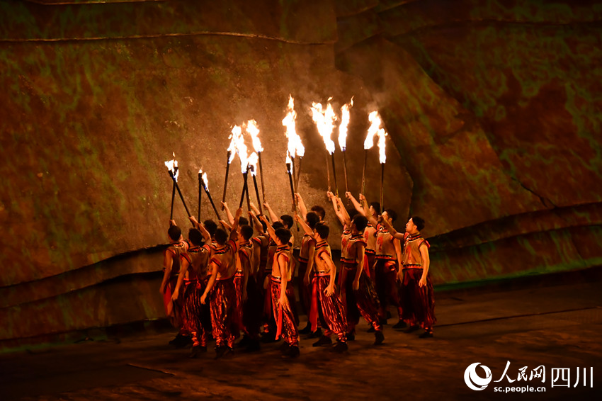 涼山州彝文化風(fēng)情實(shí)景劇《阿惹妞》表演現(xiàn)場(chǎng)。人民網(wǎng) 王洪江攝