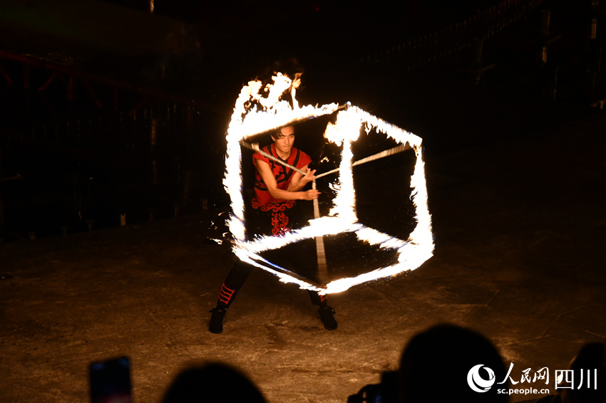 涼山州彝文化風情實景劇《阿惹妞》表演現(xiàn)場。人民網(wǎng) 王洪江攝