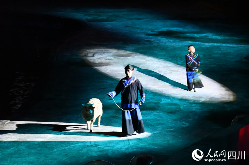 涼山州彝文化風(fēng)情實(shí)景劇《阿惹妞》表演現(xiàn)場(chǎng)。人民網(wǎng) 王洪江攝