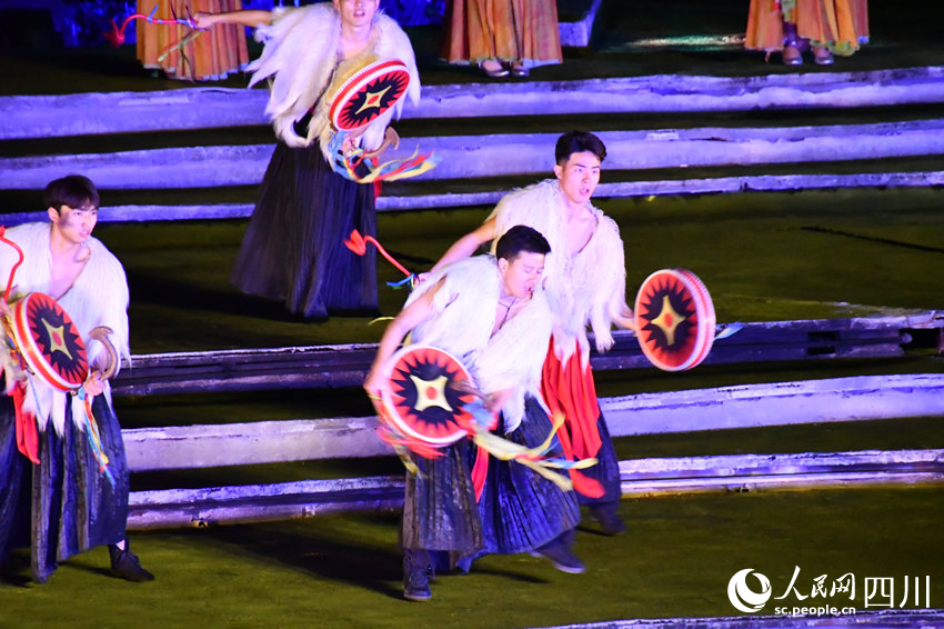 涼山州彝文化風(fēng)情實(shí)景劇《阿惹妞》表演現(xiàn)場。人民網(wǎng) 王洪江攝