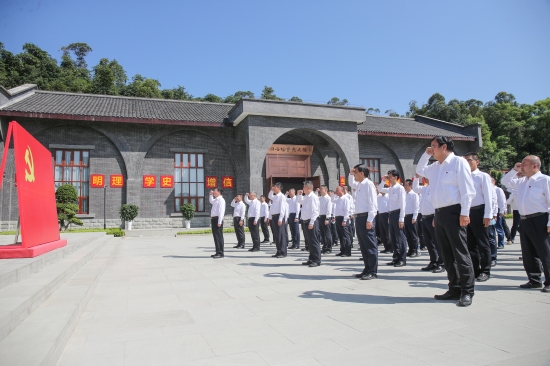 中國(guó)石油四川銷售公司黨員干部在毛澤東主席視察隆昌氣礦紀(jì)念館開展主題黨日活動(dòng)。曾宇攝
