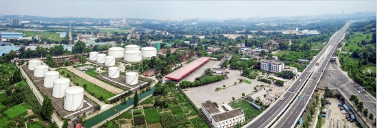 位于成都市金牛區(qū)天回鎮(zhèn)的中國(guó)石油四川銷售公司 104 油庫(kù)，有力保障了成都市場(chǎng)五分之三的成品油供應(yīng)需求。中石油四川銷售供圖。