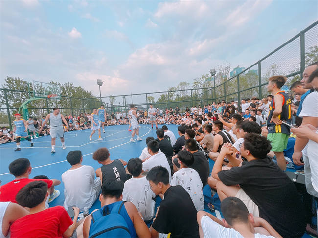 市民在鳳凰山體育公園全民健身中心運動。鳳凰山體育公園供圖