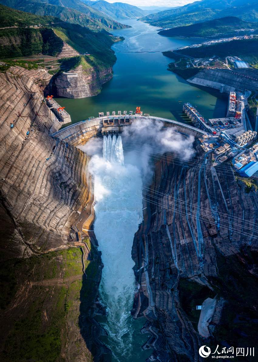 2021年6月，白鶴灘水電站首批機(jī)組正式投產(chǎn)發(fā)電，總裝機(jī)容量1600萬(wàn)證千瓦，成為中國(guó)第二、世界第二巨型水電站。葉昌云攝