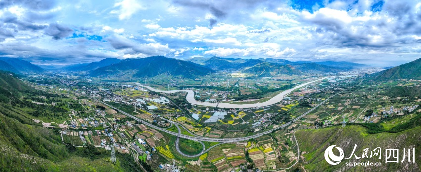 涼山正在打造安寧河現(xiàn)代農(nóng)業(yè)硅谷，圖為富饒的安寧河谷平原。胡小平攝