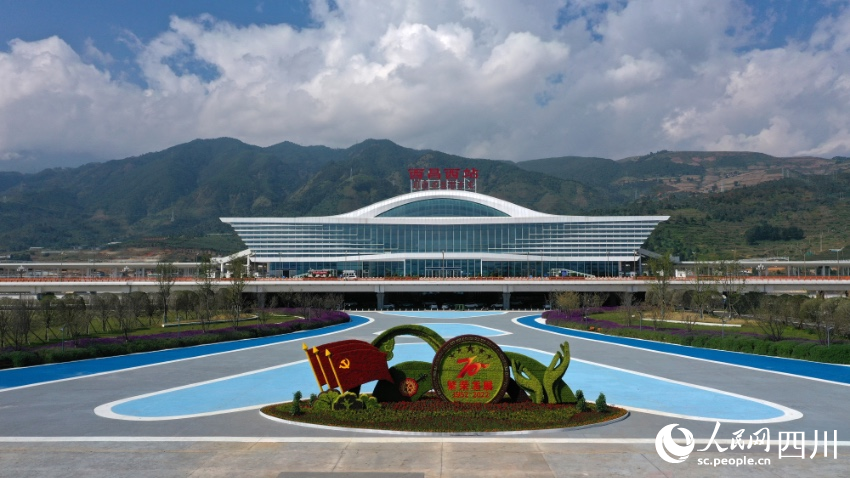 成昆鐵路復(fù)線在涼山境內(nèi)經(jīng)過甘洛、越西、喜德、冕寧、西昌、德昌6縣（市），橋隧比達到88%，建成通車后，西昌至成都只需3個多小時。圖為西昌西站。趙亮攝