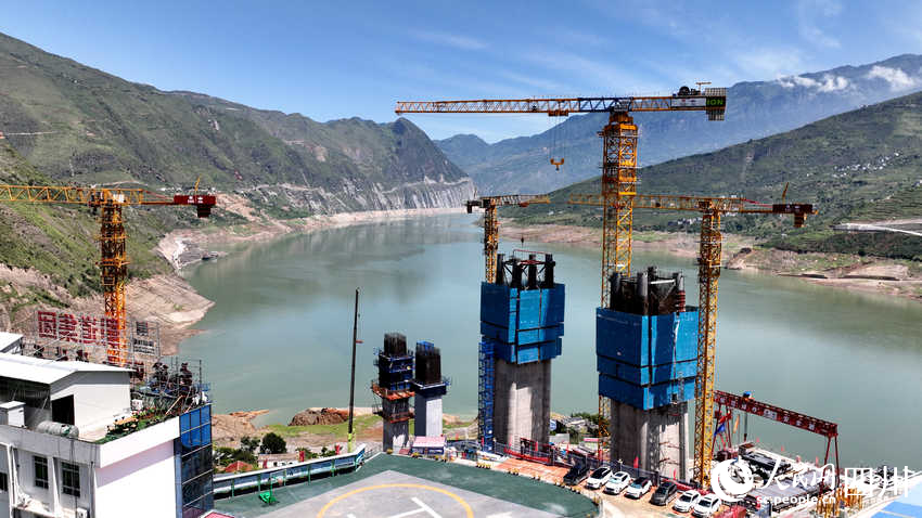 卡哈洛金沙江大橋，位于涼山州雷波縣與云南省永善縣交界。大橋全長2514米，為單跨懸索橋、鋼混疊合橋道系，是連接沿江高速和云南大永高速主要通道，對促進(jìn)川滇交流具有十分重要的意義。唐曉軍攝