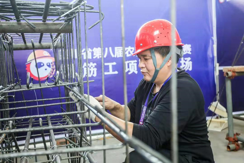 朱祥洪參加鋼筋工技能大賽。瀘縣融媒體中心供圖