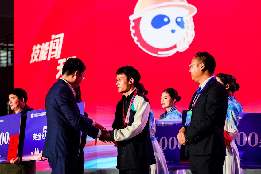 成都隊(duì)選手封正樂獲得電工項(xiàng)目第一名。四川人社供圖