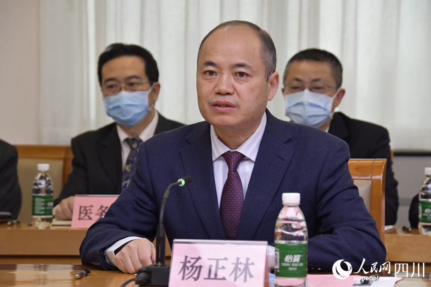 中國科學(xué)院院士、四川省人民醫(yī)院院長楊正林正在介紹醫(yī)院這幾年的發(fā)展情況。人民網(wǎng) 王洪江攝