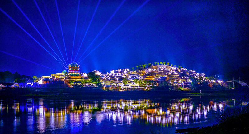 夜色中的五鳳鎮(zhèn)。五鳳鎮(zhèn)供圖
