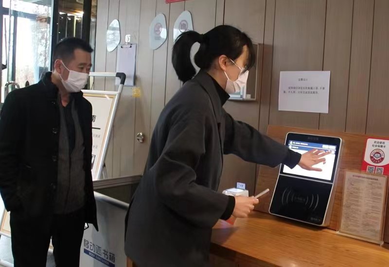 工作人員演示使用社保卡還書。遂寧宣傳部供圖