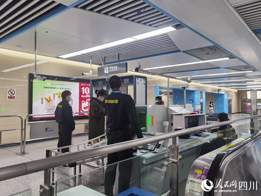地鐵工作人員正在提醒市民出示健康碼。人民網(wǎng) 王洪江攝
