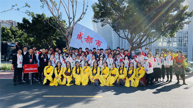 四川省第十六屆少數(shù)民族傳統(tǒng)體育運(yùn)動(dòng)會(huì)成都代表團(tuán)合影。成都市民宗局、成都市體育局供圖