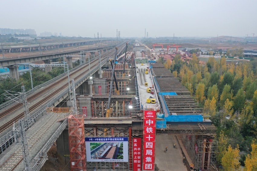 此次平移距離為22.29米，施工人員要在白天完成第一階段施工，將梁體平移至距離既有線路6.5米處。成蘭公司供圖