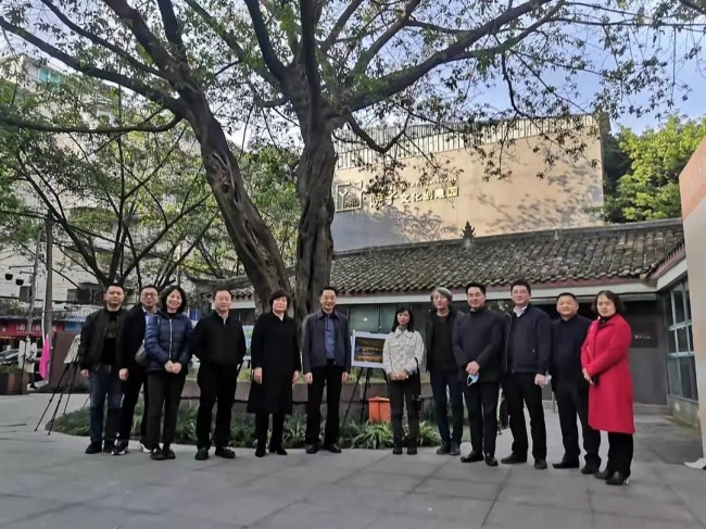 四川省委統(tǒng)戰(zhàn)部調(diào)研武侯區(qū)玉林街道倪家橋社區(qū)“‘倪來我往’文化創(chuàng)意聚落”實(shí)踐創(chuàng)新基地。成都市武侯區(qū)委宣傳部供圖