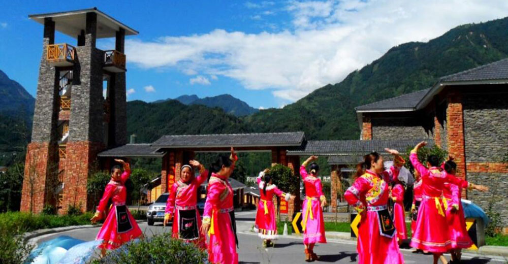 綿竹市清平鎮(zhèn)：該鎮(zhèn)是四川省首批鄉(xiāng)村文化振興“百千萬(wàn)”工程樣板鎮(zhèn)、四川省首屆鄉(xiāng)村文化振興100個(gè)魅力鄉(xiāng)鎮(zhèn)、四川省生態(tài)文明教育基地，轄區(qū)內(nèi)有國(guó)家4A級(jí)旅游景區(qū)、大熊貓國(guó)家公園、九頂山自然保護(hù)區(qū)、云湖國(guó)家森林公園。